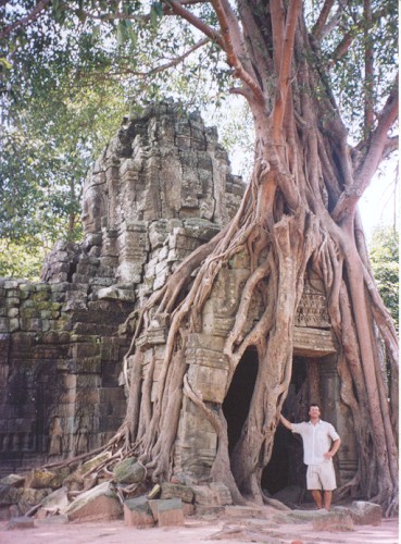 Pic of a gate to Angkor Som