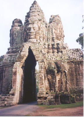Pic of a gate the Angkor Thom